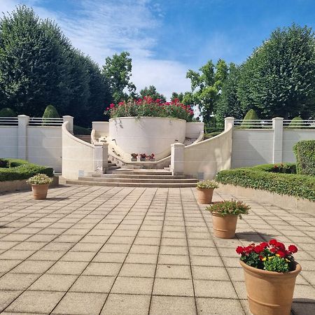 Chambre Avec Sdb Et Toilettes Privatives Роні-су-Буа Екстер'єр фото