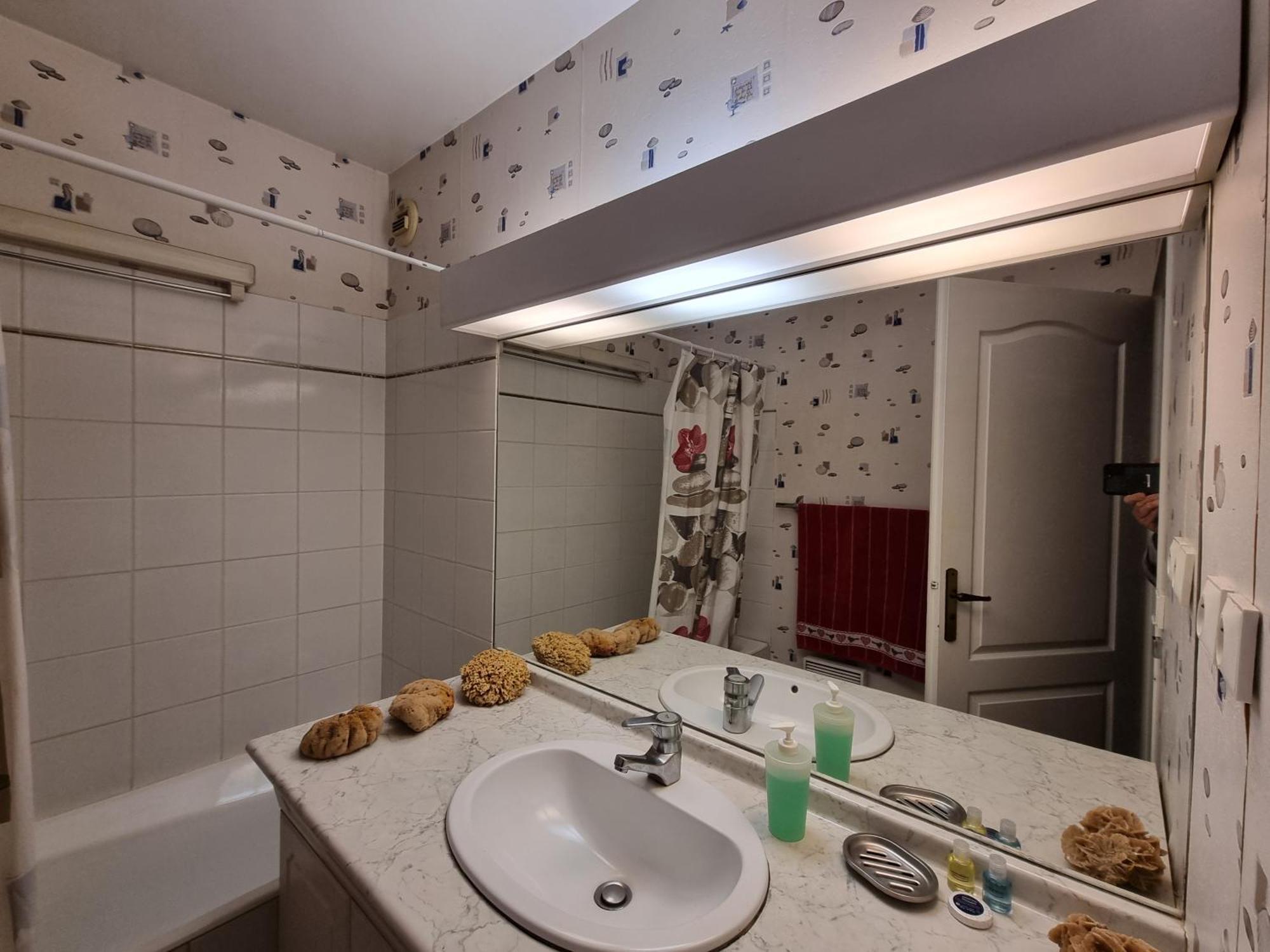 Chambre Avec Sdb Et Toilettes Privatives Роні-су-Буа Екстер'єр фото